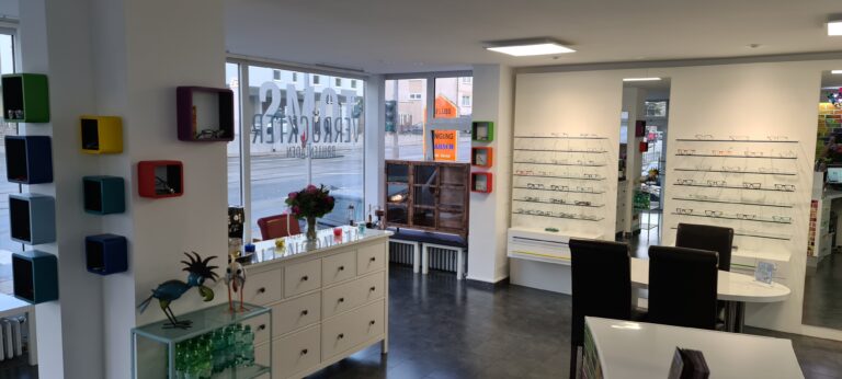 Beratungsplatz mit Messgerät und Brillenregalen