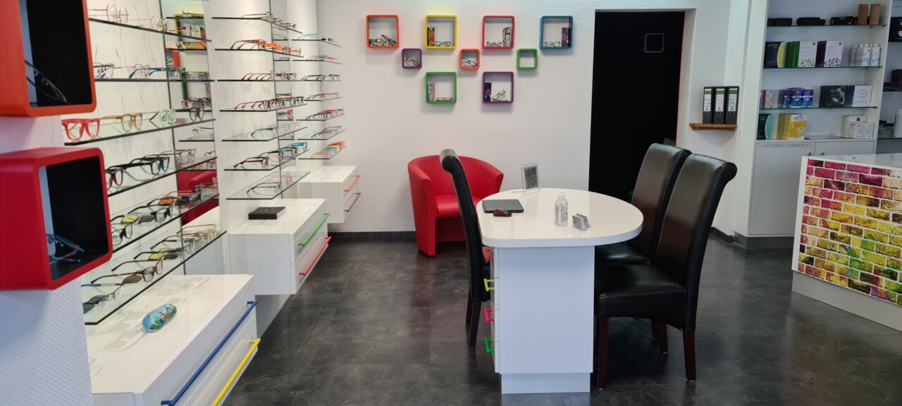 Fassungswände und Beratungstisch im Verkaufsraum von Optik Klein Saarbrücken